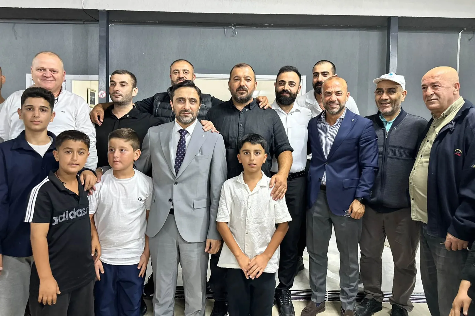 Yalova Seyrantepe'de AK Parti'ye çok sayıda üye katıldı: İl Başkanı Güçlü rozetleri taktı Yalova Seyrantepe'de AK Parti'ye çok sayıda üye katıldı: İl Başkanı Güçlü rozetleri taktı