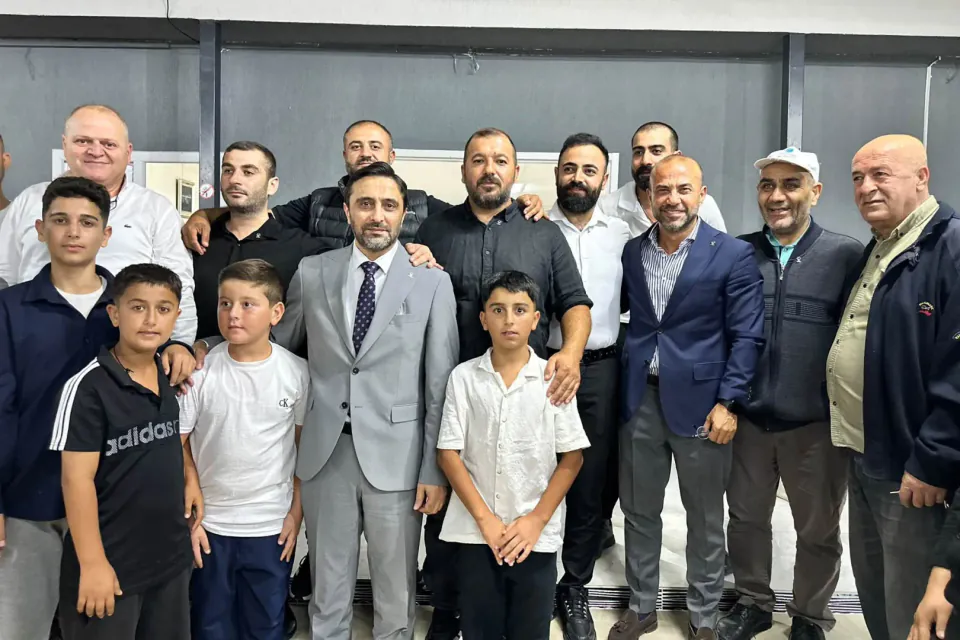 Yalova Seyrantepe'de AK Parti'ye çok sayıda üye katıldı: İl Başkanı Güçlü rozetleri taktı görseli
