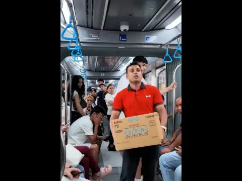 Üniversite mezunu kasiyer oldu, metroda makarna dağıtarak kutladı: 'İş iştir'