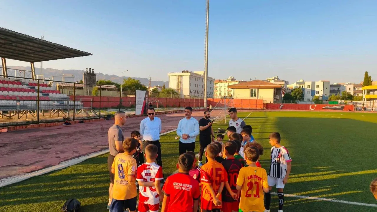 Silopi Kaymakamı Çağlar Partal, Yaz Spor Okulları'nda Gençlerle Buluştu Silopi Kaymakamı Çağlar Partal, Yaz Spor Okulları'nda Gençlerle Buluştu