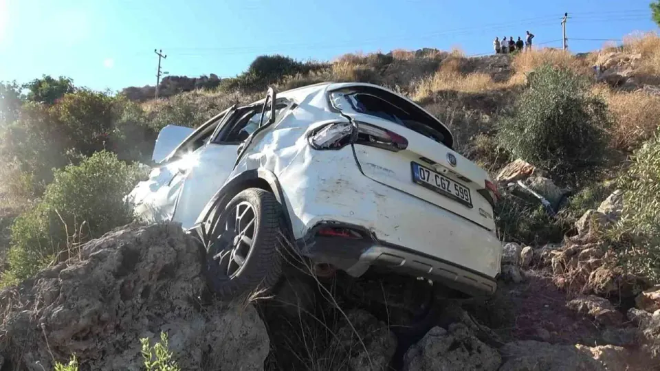 Antalya'da kontrolsüz araç 30 metrelik uçurumdan yuvarlandı: 1 yaralı görseli