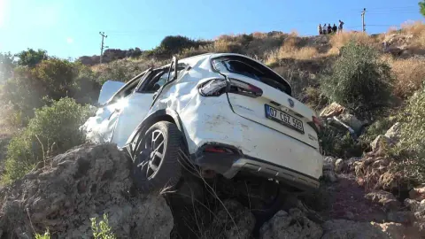 Antalya'da kontrolsüz araç 30 metrelik uçurumdan yuvarlandı: 1 yaralı