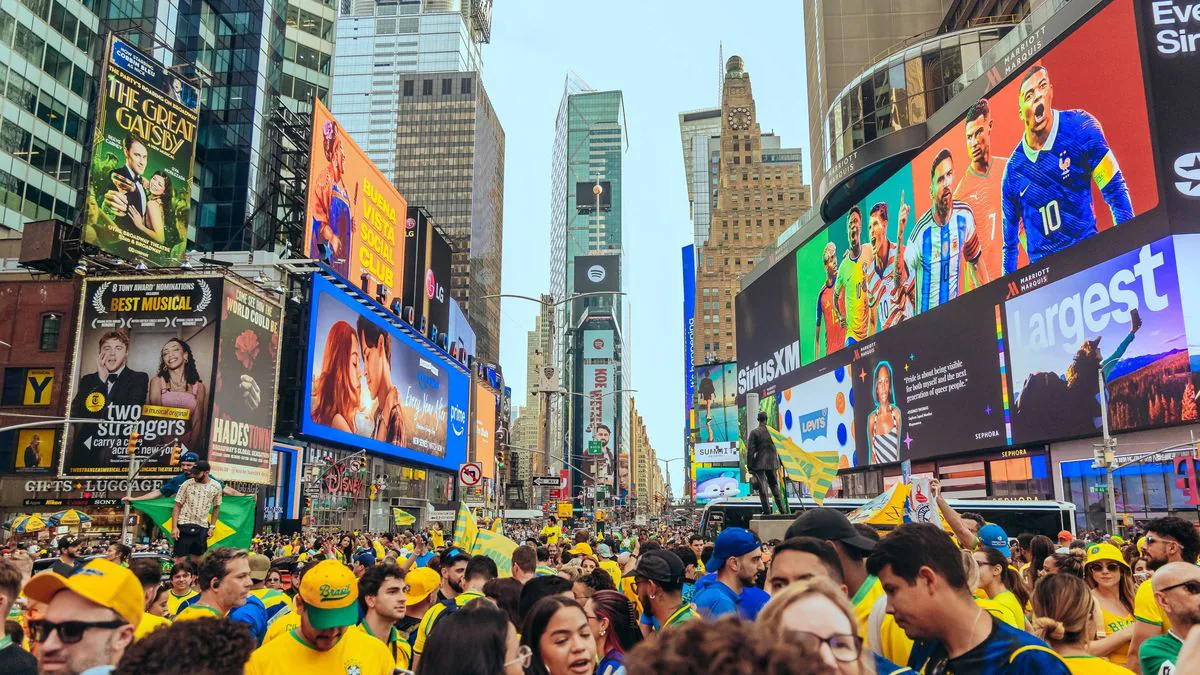 New York'ta Futbol İstilası: Fransa-Senegal Maçı Öncesi Times Meydanı! New York'ta Futbol İstilası: Fransa-Senegal Maçı Öncesi Times Meydanı!