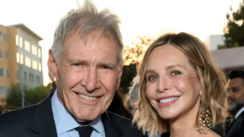 Harrison Ford ve Calista Flockhart, Lucas Müzesi Açılış Galası'nda birbirine sarıldı Harrison Ford ve Calista Flockhart, Lucas Müzesi Açılış Galası'nda birbirine sarıldı