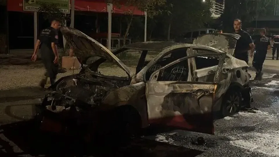 Alanya'da seyirdeki otomobil alev aldı: Sürücü son anda kurtuldu görseli