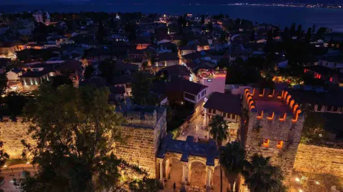 Antalya'nın Simgesi Üçkapılar Tarihi Surlar Işıklandırıldı