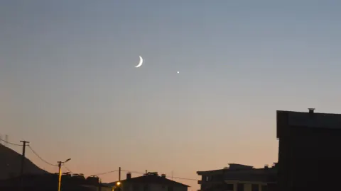Tatvan'da gökyüzü şöleni: Hilal ile Venüs akşamüstü yan yana parladı