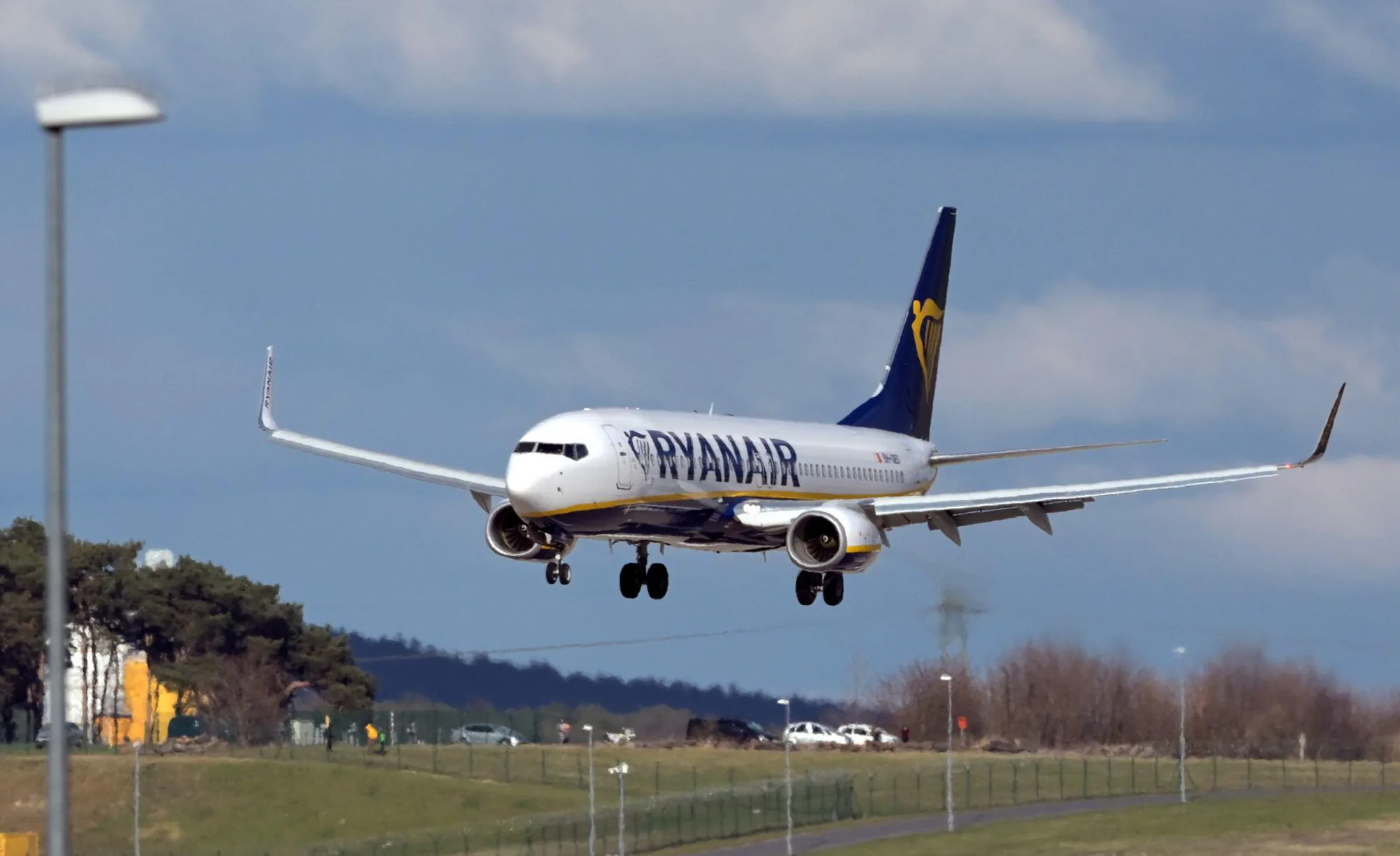 Ryanair Uçuşunda Korku Dolu Anlar: Pencere Patladı, Yolcu Vakumla Dışarı Çekildi Ryanair Uçuşunda Korku Dolu Anlar: Pencere Patladı, Yolcu Vakumla Dışarı Çekildi