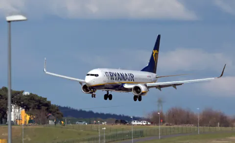Ryanair Uçuşunda Korku Dolu Anlar: Pencere Patladı, Yolcu Vakumla Dışarı Çekildi