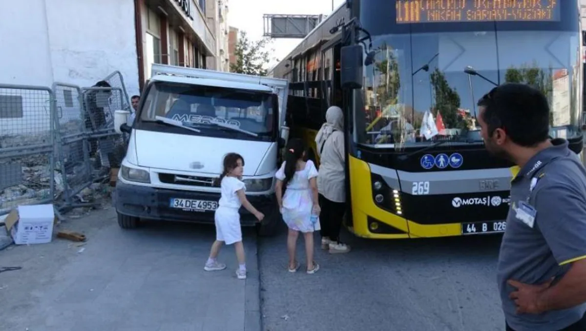 Malatya'da Hatalı Park Krizi: Kamyonet Trafiği Kilitledi, Esnaf Müdahale Etti Malatya'da Hatalı Park Krizi: Kamyonet Trafiği Kilitledi, Esnaf Müdahale Etti