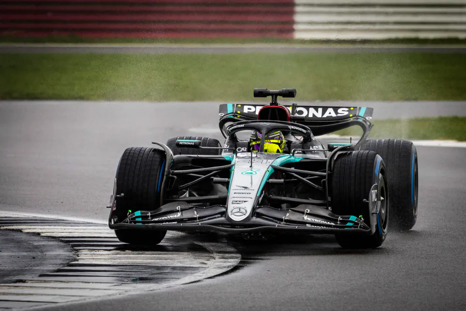 Silverstone'da Hamilton Fırtınası: İngiltere GP FP1 Sonuçları Belli Oldu görseli