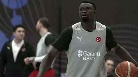 12 Dev Adam'ın Yeni Gücü Adem Bona: FIBA Dünya Kupası Elemeleri Kadrosu Belli Oldu