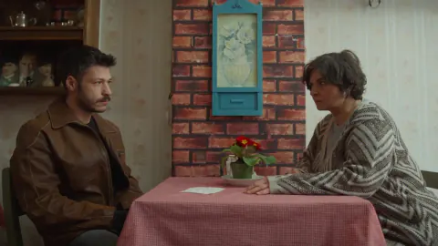 Ebru Gündeş'ten Cesur Karar: Yüz Germe Operasyonu Sonrası İlk Kareler