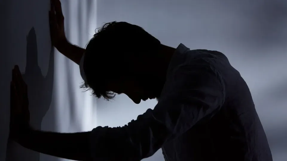 Erkeklerde depresyon farklı maskelerle gelir: Öfke, aşırı çalışma ve bedensel şikayetler gizli tehlike görseli
