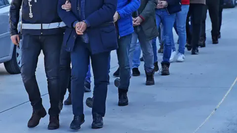 TOKİ arsası kooperatifmiş gibi gösterip 90 milyon dolandırdı: 5 ilde operasyon, 8 gözaltı