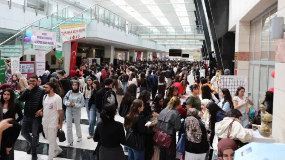 NEVÜ'de 105 Kulüp ve Topluluk Tanıtıldı: Camlı Köşk Öğrencilere Açıldı görseli
