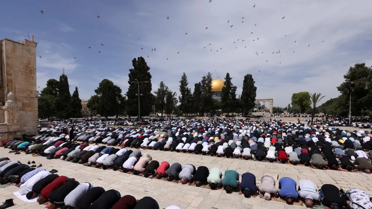 Filistinli Mescid-i Aksa'da Cuma Namazını Kıldı Filistinli Mescid-i Aksa'da Cuma Namazını Kıldı