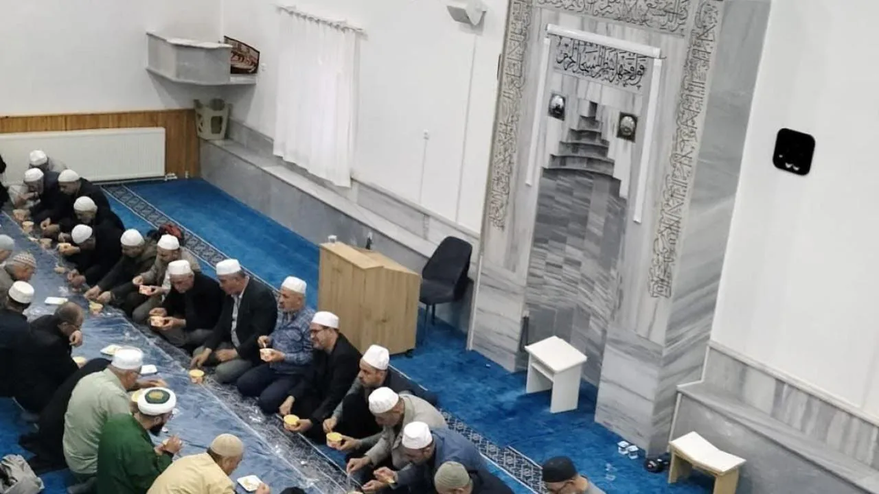 Karaman'da Camilerde Manevi Buluşma: Düğünlerde İsraf Uyarısı Karaman'da Camilerde Manevi Buluşma: Düğünlerde İsraf Uyarısı