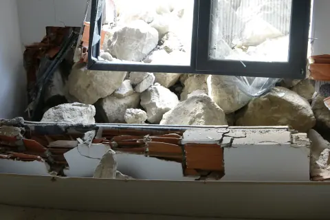 Trabzon'da korkutan anlar: İstinat duvarı çöktü, çocuk 10 saniyeyle kurtuldu