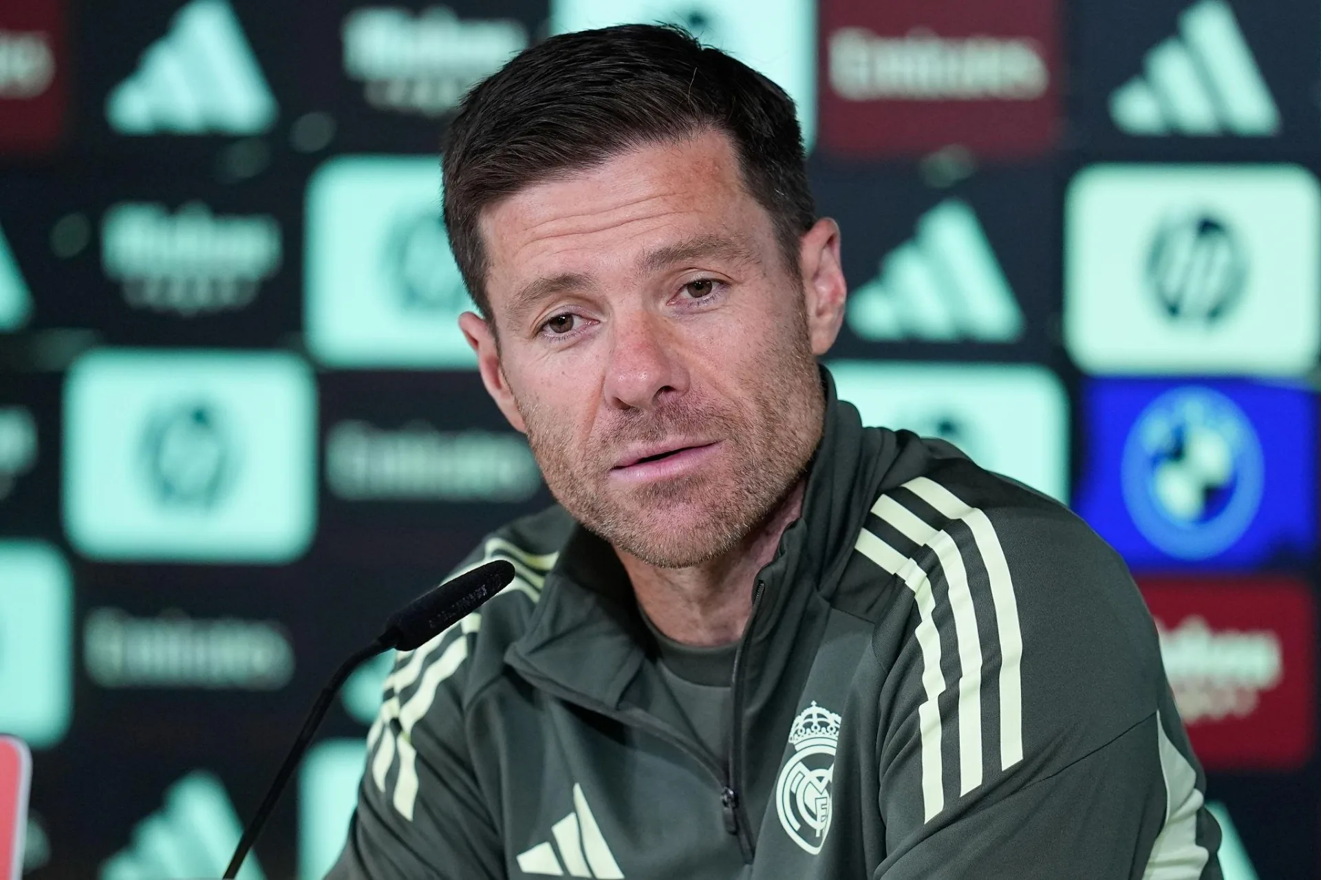 Peter Crouch'tan Xabi Alonso'ya Esprili İtiraf: 'Eşine Aşık Oldum' Peter Crouch'tan Xabi Alonso'ya Esprili İtiraf: 'Eşine Aşık Oldum'