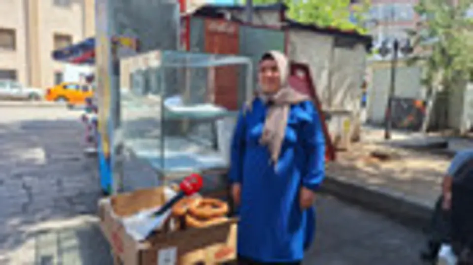 Kırıkkale'nin 'Dönüş Ablası': 3 Çocuğunu Okutmak İçin 7 Yıldır Simit Satıyor görseli