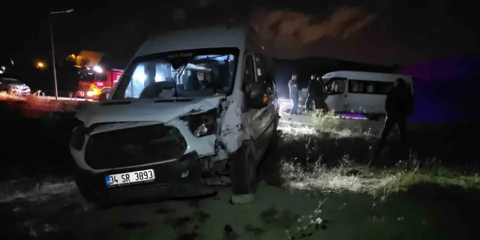 Van Edremit'te servis minibüsleri çarpıştı: 8 işçi yaralandı görseli