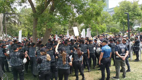 Ankara'da Öğretmen Eylemine Polis Müdahalesi: Çok Sayıda Gözaltı