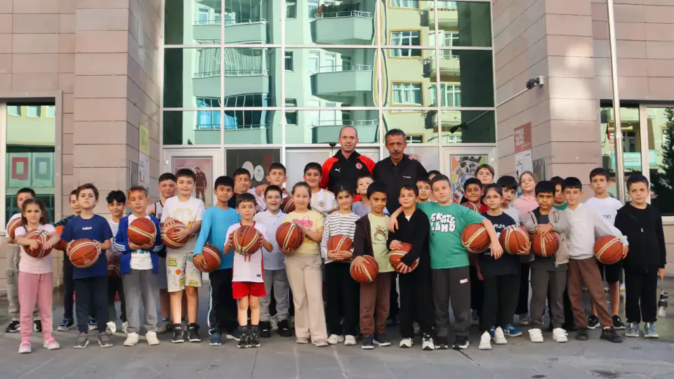 Gümüşhane'de Okul Basketbol Seçmeleri Başladı: Yetenekler Ücretsiz Kursla Keşfedilecek görseli