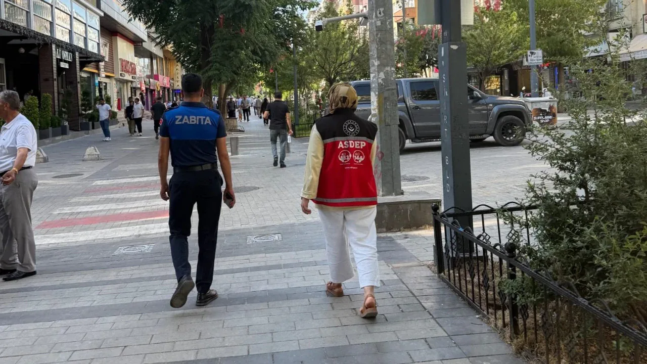 Siirt'te Sokak Çalıştıranlara Sıkı Denetim: Çocuklar Koruma Altına Alınıyor Siirt'te Sokak Çalıştıranlara Sıkı Denetim: Çocuklar Koruma Altına Alınıyor