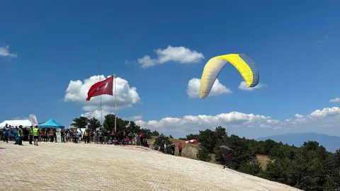 Yeşilay Yamaç Paraşütü Mesafe Türkiye Şampiyonası Kütahya'da Gerçekleşti