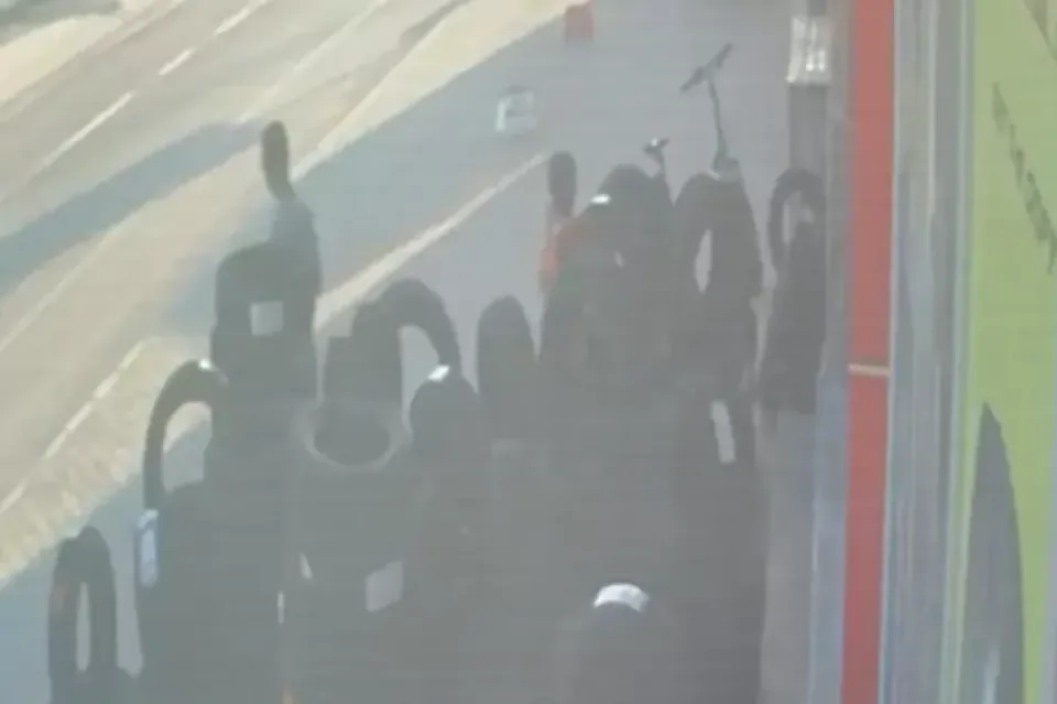 Aksaray'da 15 Yaşındaki Motosiklet Sürücüsü Minibüse Çarpmamak İçin Kaldırıma Atıldı: Ağır Yaralı görseli