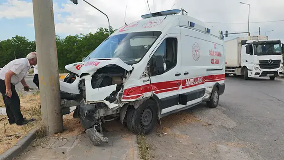 Ahlat'ta Ambulans ile Otomobil Çarpıştı: 10 Yaralı görseli