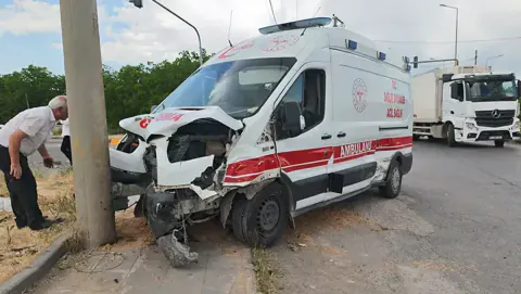 Ahlat'ta Ambulans ile Otomobil Çarpıştı: 10 Yaralı