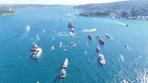 İstanbul Boğazı'nda Anlamlı Kortej: 253 Şehit Anısına 253 Tekne