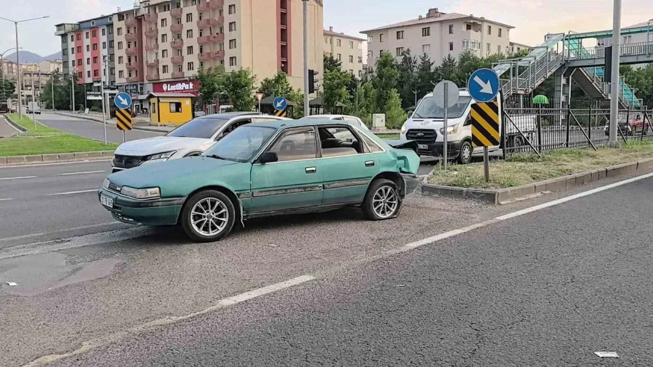 Erzurum'da Zincirleme Trafik Kazası: 3 Yaralı Erzurum'da Zincirleme Trafik Kazası: 3 Yaralı