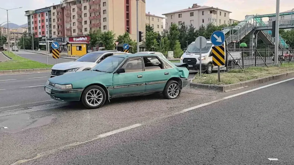 Erzurum'da Zincirleme Trafik Kazası: 3 Yaralı görseli