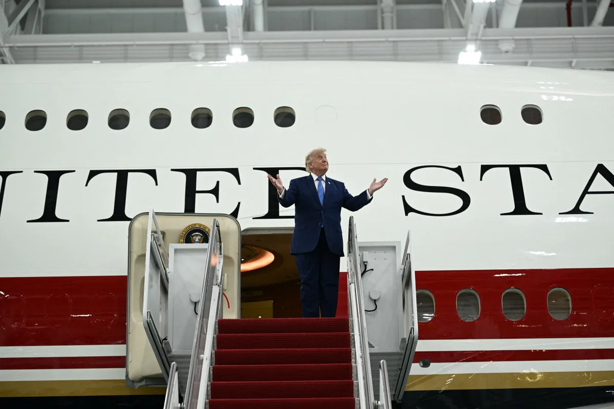 Trump, Katar'dan Hediye Edilen 500 Milyon Dolarlık Boeing 747'yi Tanıttı Trump, Katar'dan Hediye Edilen 500 Milyon Dolarlık Boeing 747'yi Tanıttı