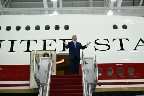 Trump, Katar'dan Hediye Edilen 500 Milyon Dolarlık Boeing 747'yi Tanıttı