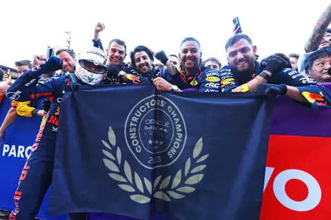 Formula 1'de Şampiyonluk Dinamiği: Pilot ve Takım Başarıları Arasındaki Kritik Farklar