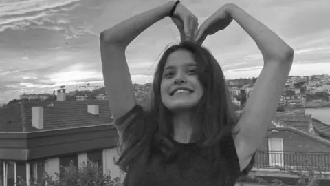 Dijital Sanatçı Melek Ege Özen Hayatını Kaybetti: 'Laik Atak' Videosuyla Tanınıyordu