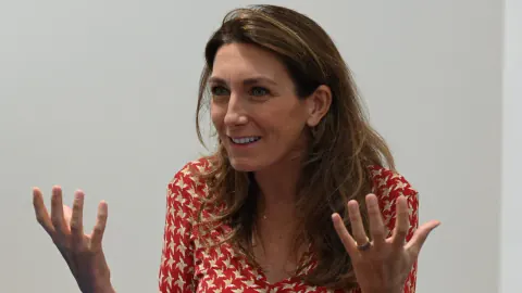 TF1'in Yıldız Sunucusu Anne-Claire Coudray: Başarı Hikayesi ve Özel Yaşamı