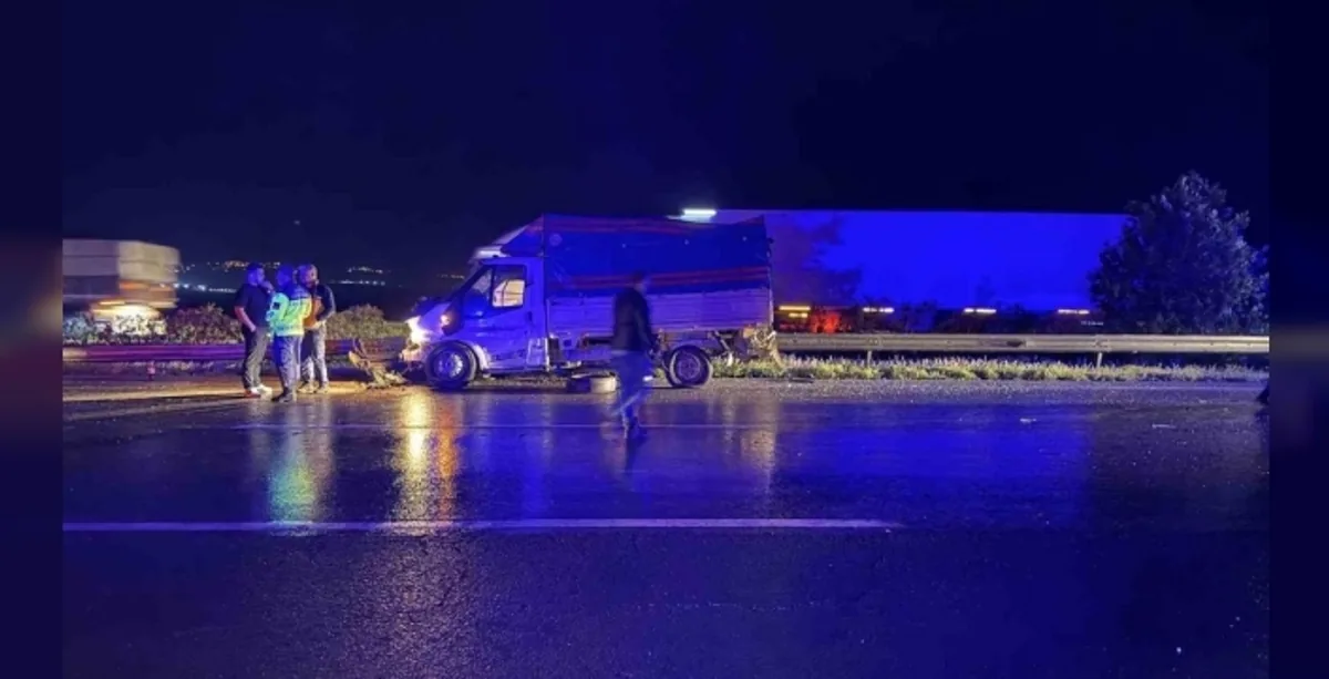 Adana Otoyolunda Facia: Otomobil Tıra Çarptı, 1 Ölü 2 Yaralı Adana Otoyolunda Facia: Otomobil Tıra Çarptı, 1 Ölü 2 Yaralı
