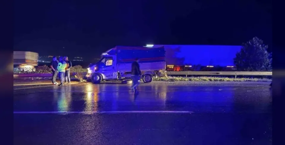 Adana Otoyolunda Facia: Otomobil Tıra Çarptı, 1 Ölü 2 Yaralı görseli