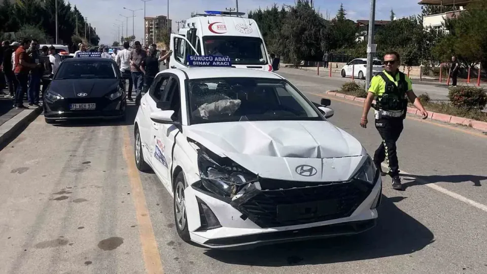 Kırıkkale'de 14 yaşlı sürücü ehliyet sınav aracına çarptı: 4 yaralı, soruşturma başlatıldı görseli