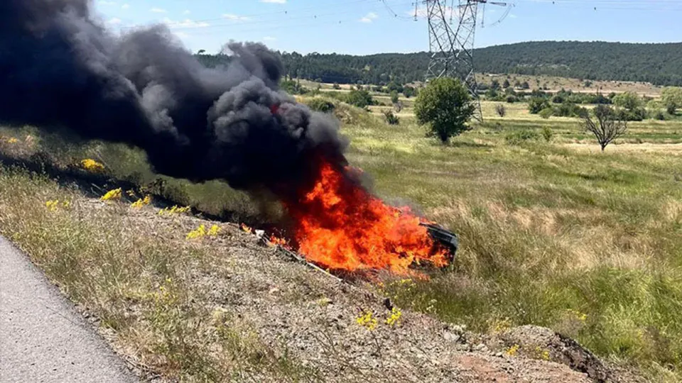Kütahya Tavşanlı'da Feci Kaza: Devrilen Otomobil Alev Aldı, 5 Yaralı görseli