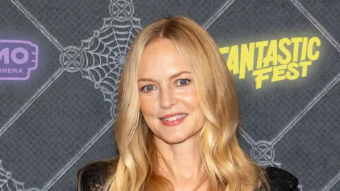 Heather Graham, 56 yaşında 'What Happened to Doris?' premieresinde büyüledi: Gotik şeffaf elbise kırmızı halıyı salladı