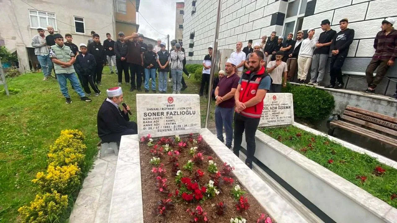 Rize'de Şehit Soner Fazlıoğlu İçin Duygusal Anma Töreni Düzenlendi Rize'de Şehit Soner Fazlıoğlu İçin Duygusal Anma Töreni Düzenlendi