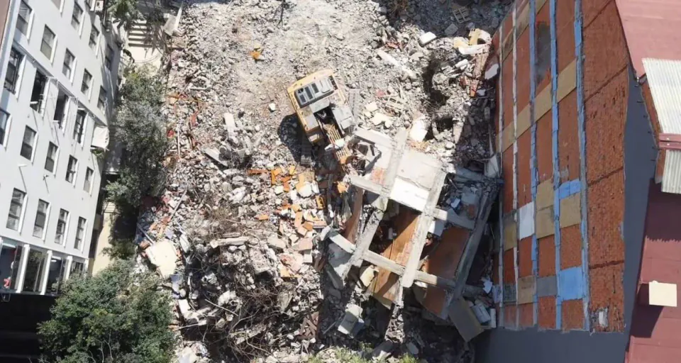 Küçükçekmece'de yıkım anında çöken beton blok operatörü ezdiği makineden kurtuldu görseli