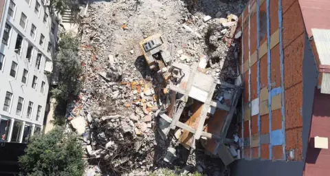 Küçükçekmece'de yıkım anında çöken beton blok operatörü ezdiği makineden kurtuldu
