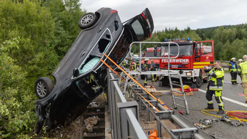 Almanya'da A71 Otoyolunda Korkunç Kaza: Mercedes Köprüden Düşmekten Son Anda Kurtuldu